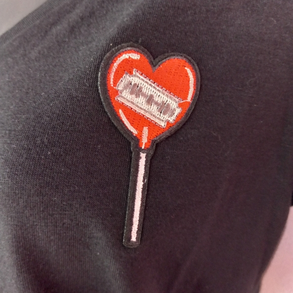 ❣️Killer heart candy sucker accent patch black crop top! So kawaii cute! Nwt! - Picture 4 of 6